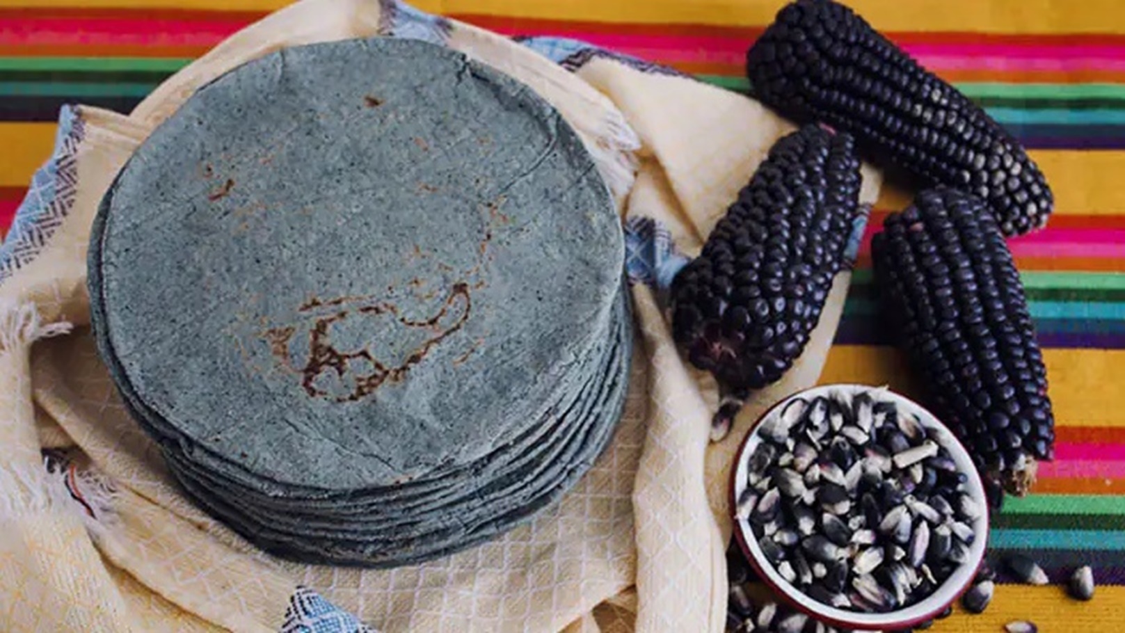 خبز التورتيلا بالذرة الذرقاء