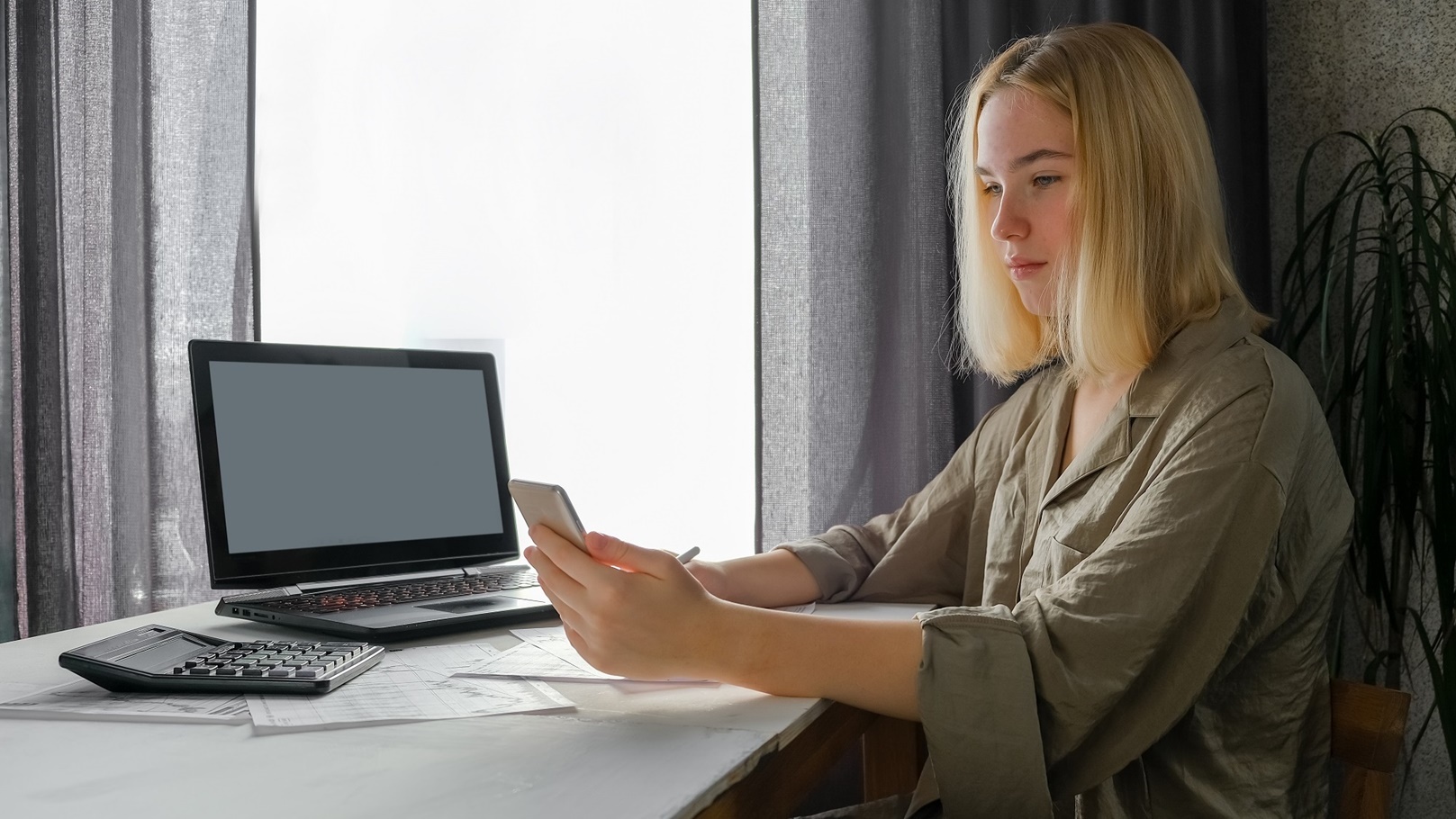 investments-invest-young-woman-investor-buys-stoc-2022-01-17-23-19-26-utc (1)