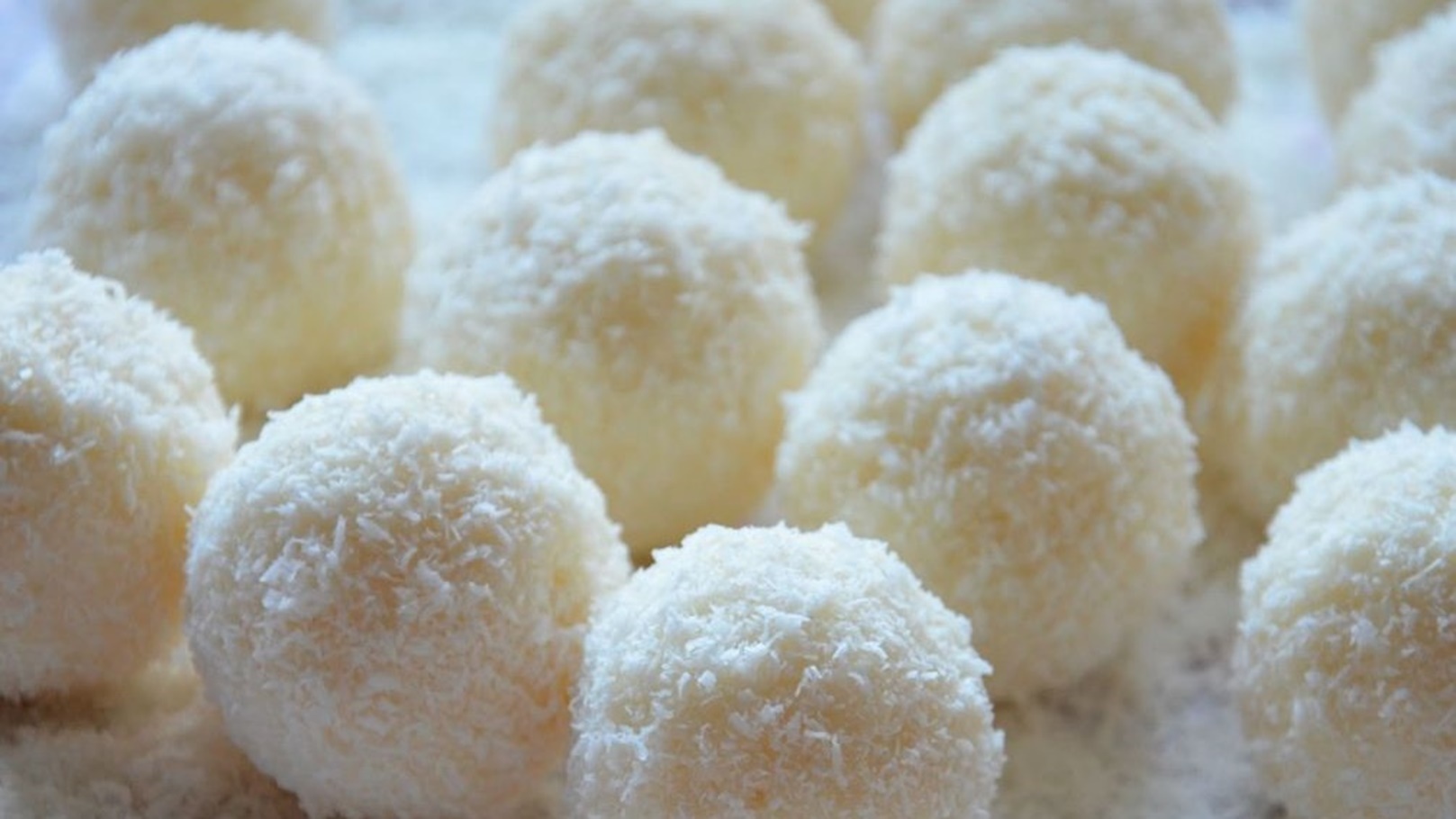 كرات-جوز-الهند-بالشوكولا-البيضاء