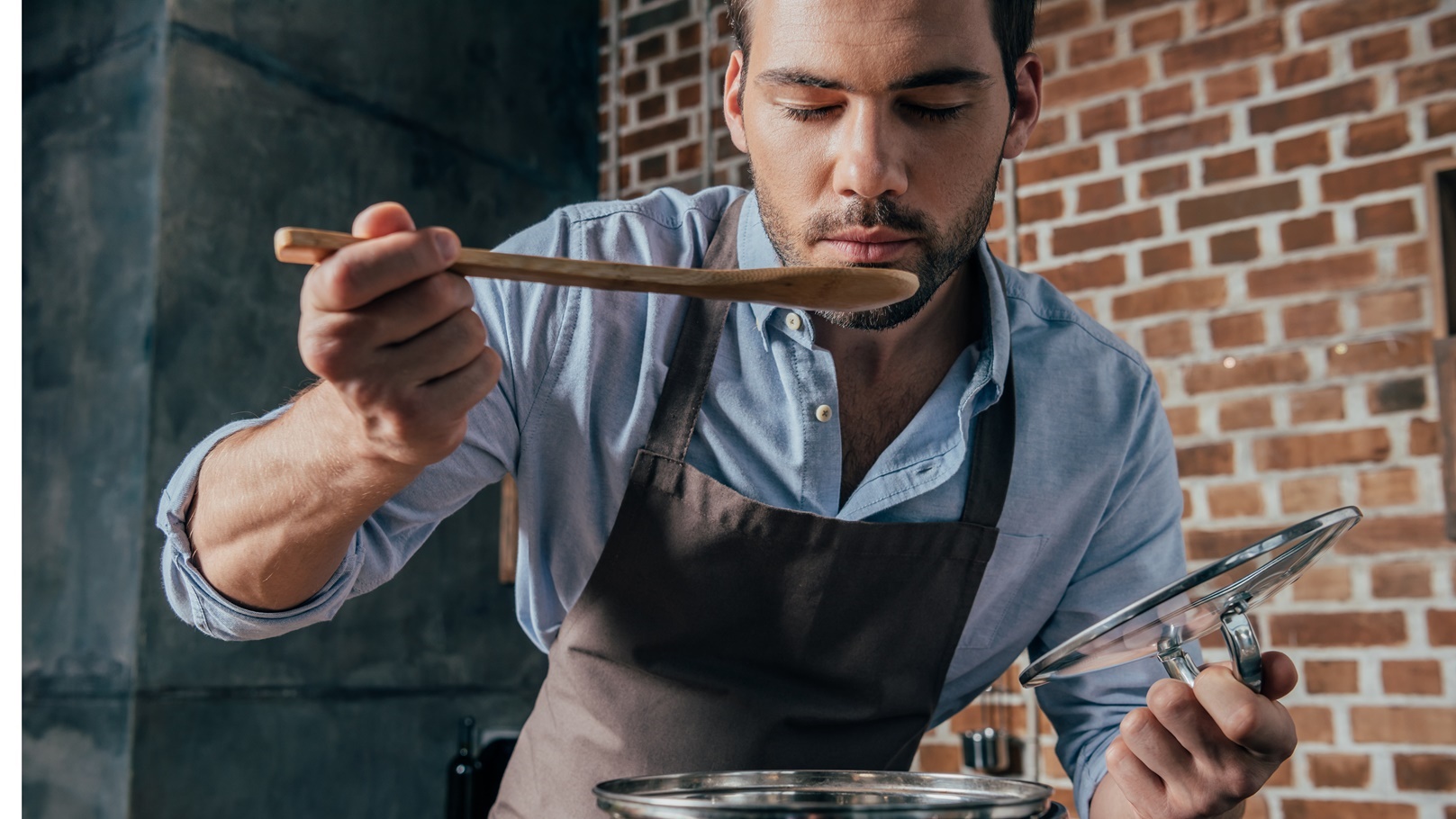 طريقة عمل شوربة العدس بالليمون والسلق