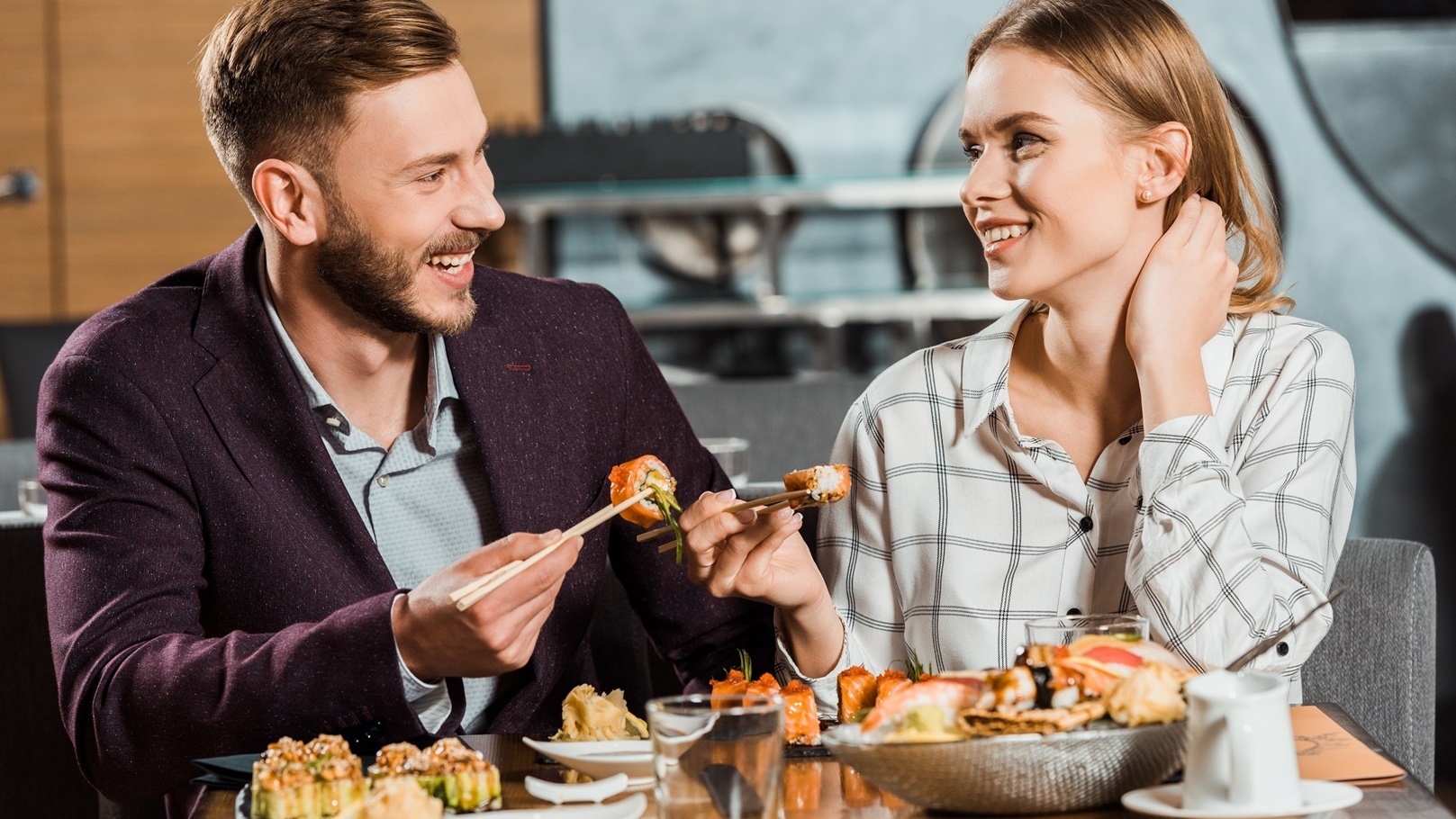 attractive-smiling-couple-having-dinner-in-restaur-2022-01-19-00-04-55-utc