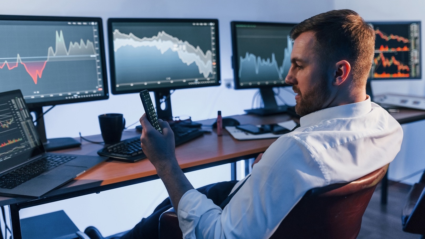 business-strategy-stock-trader-working-in-the-off-2022-06-02-09-31-10-utc