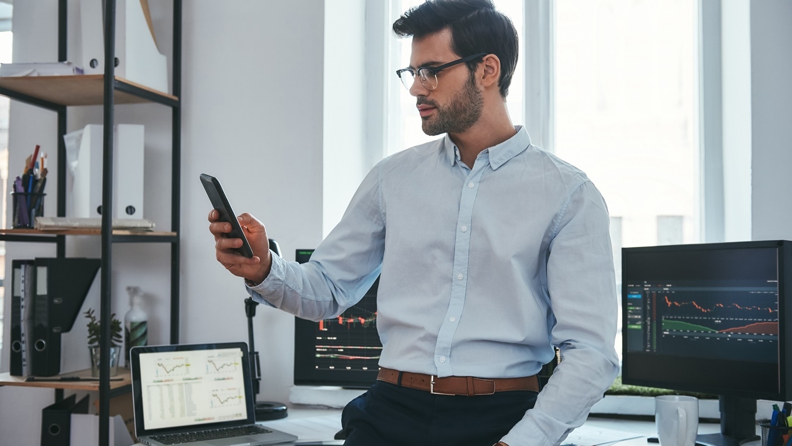 stock-exchange-concentrated-young-trader-or-busin-2021-10-27-21-56-45-utc