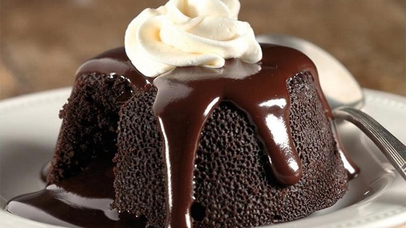 Торт шоко шок. Шоколадный лава кейк. Шоколадный фондан. Торт лава кейк. Шоколадное пирожное.