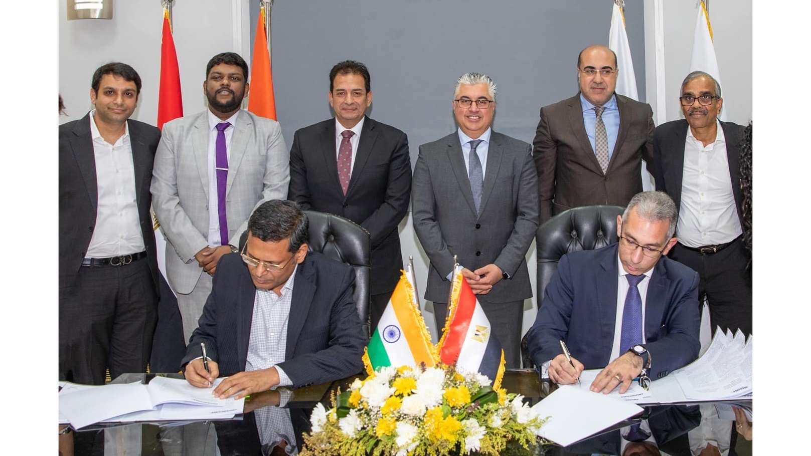 جانب من التوقيع