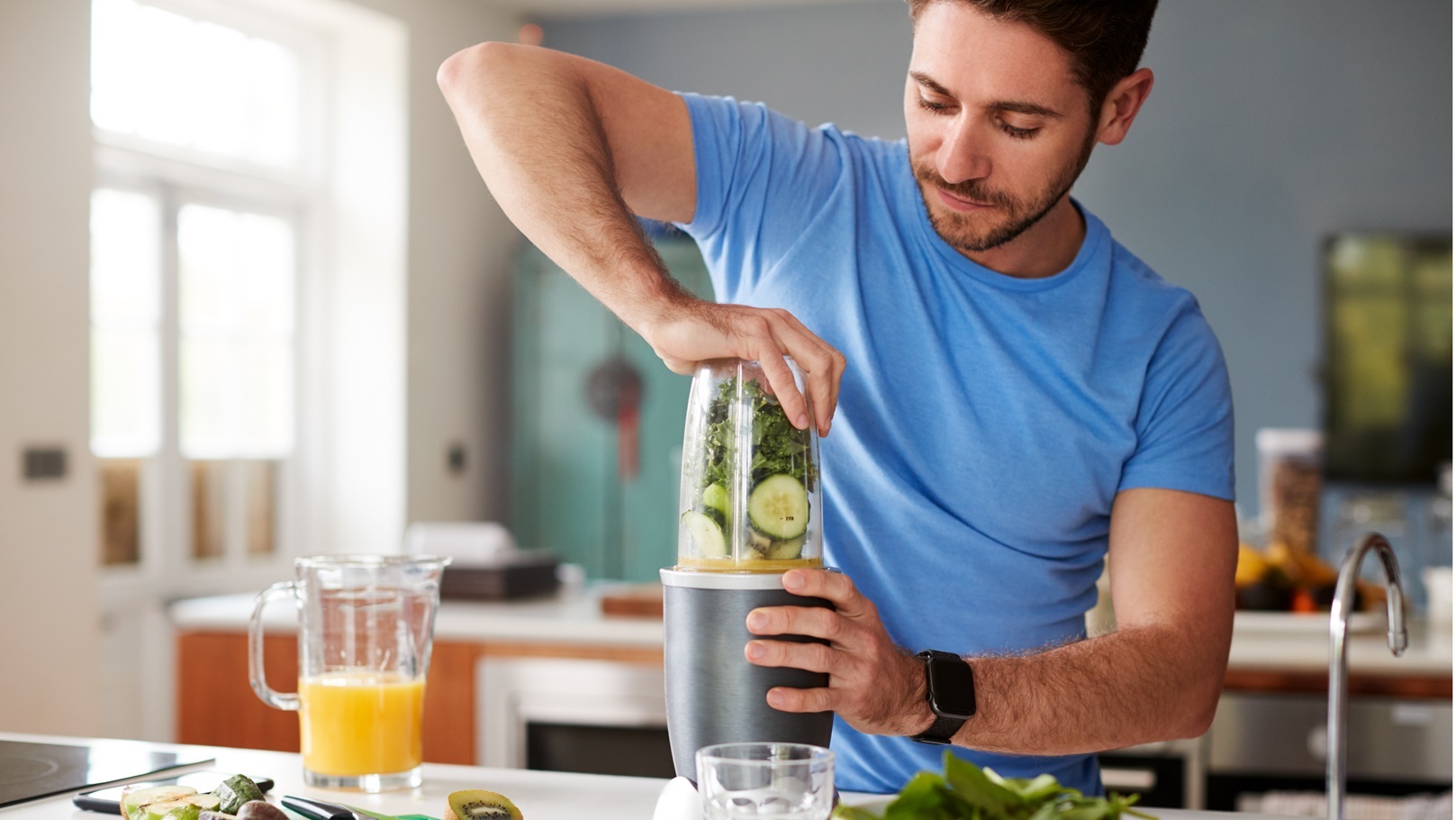 طريقة عمل سموثي التوت والمانجو