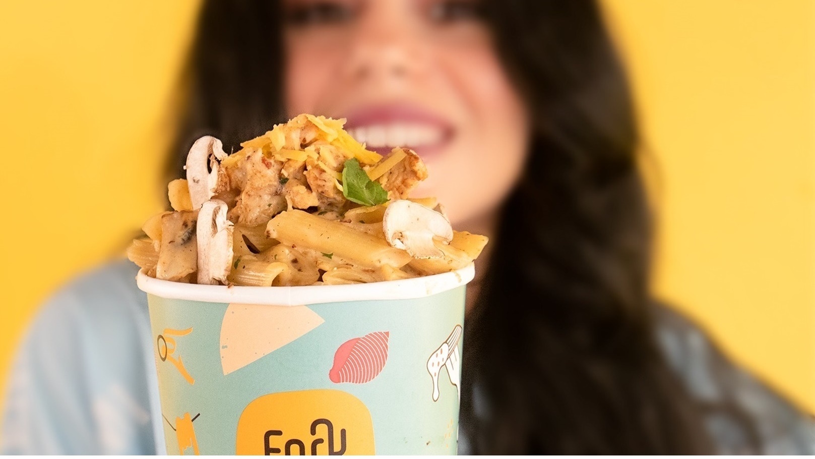 فتاه تأكل في Fork Full