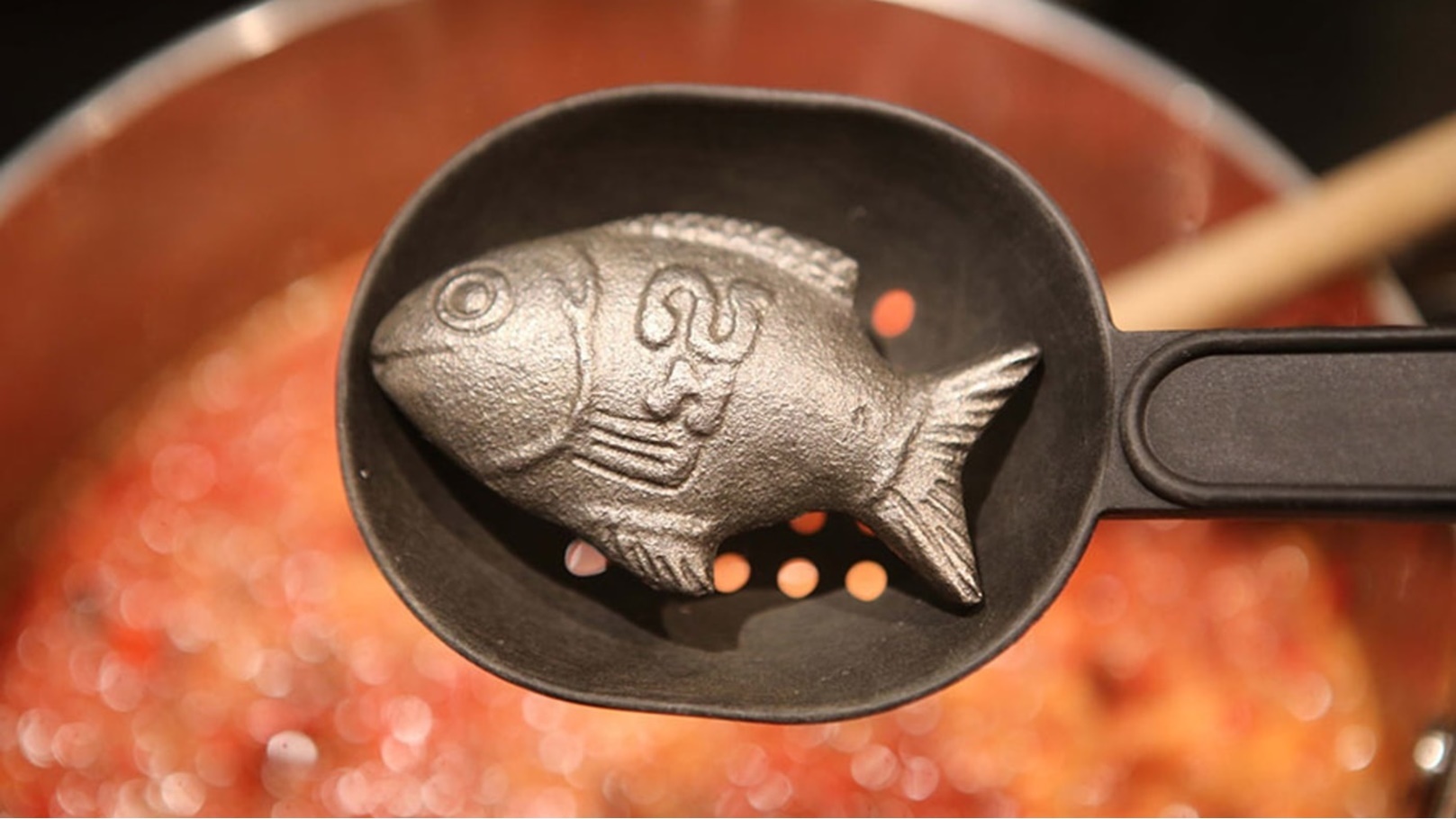 سمك حديد داخل الطعام