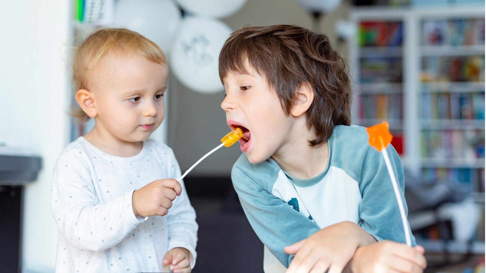 brothers-eating-sugar-سكر وحلوى