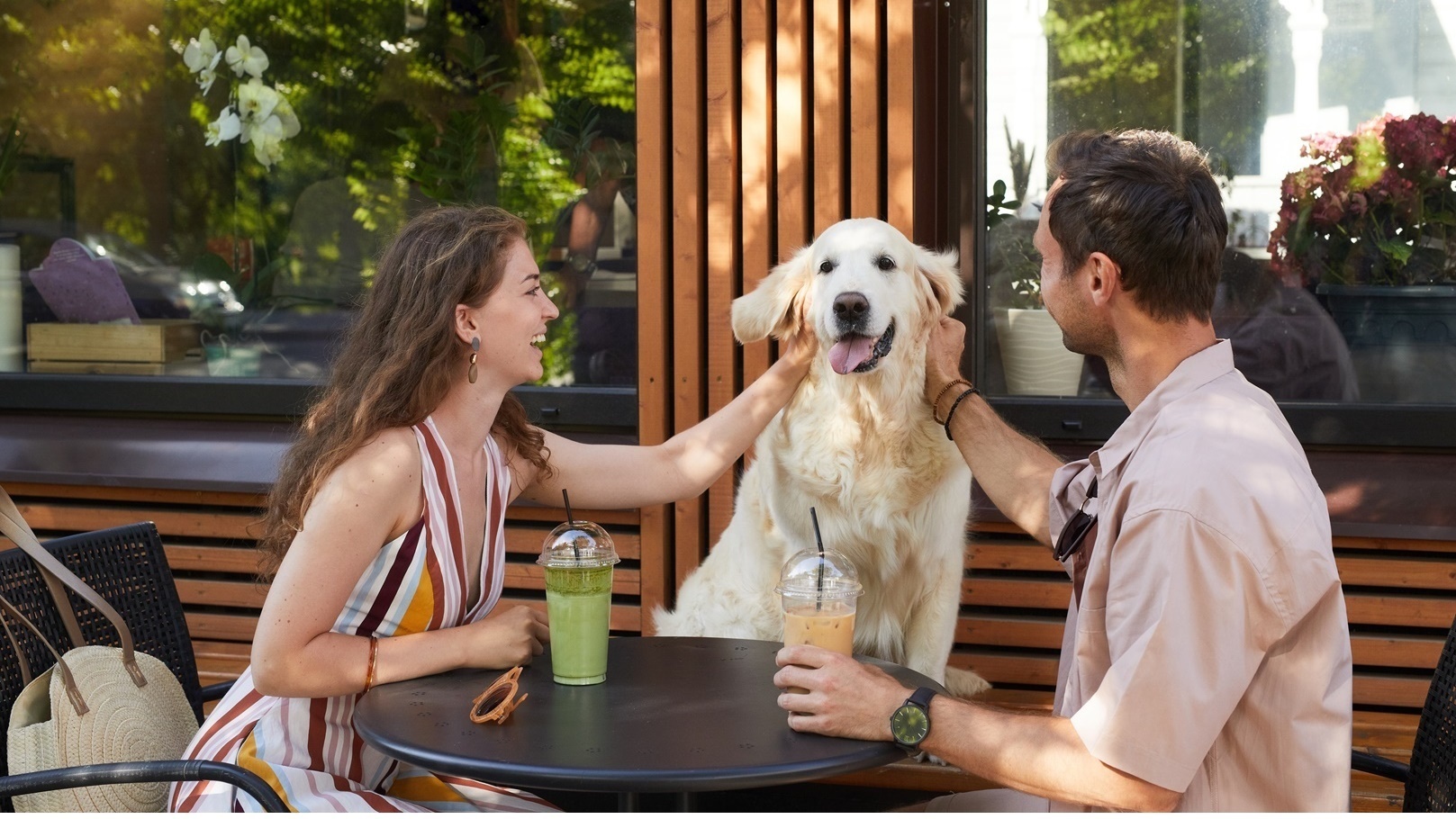 شخصان في المطعم مع الكلب الخاص بهم
