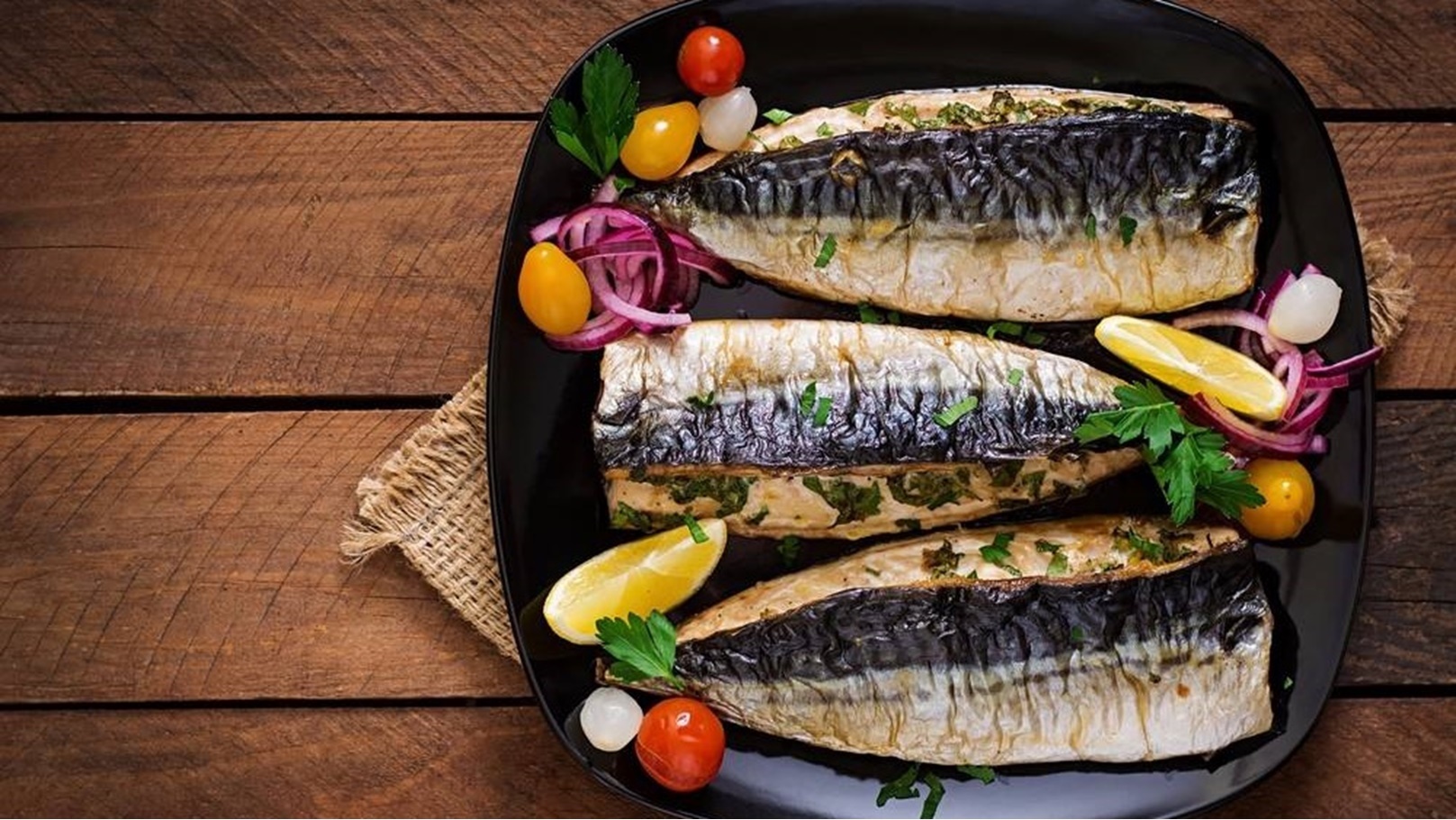 طريقة عمل السمك الماكريل بالكوسا والخضروات