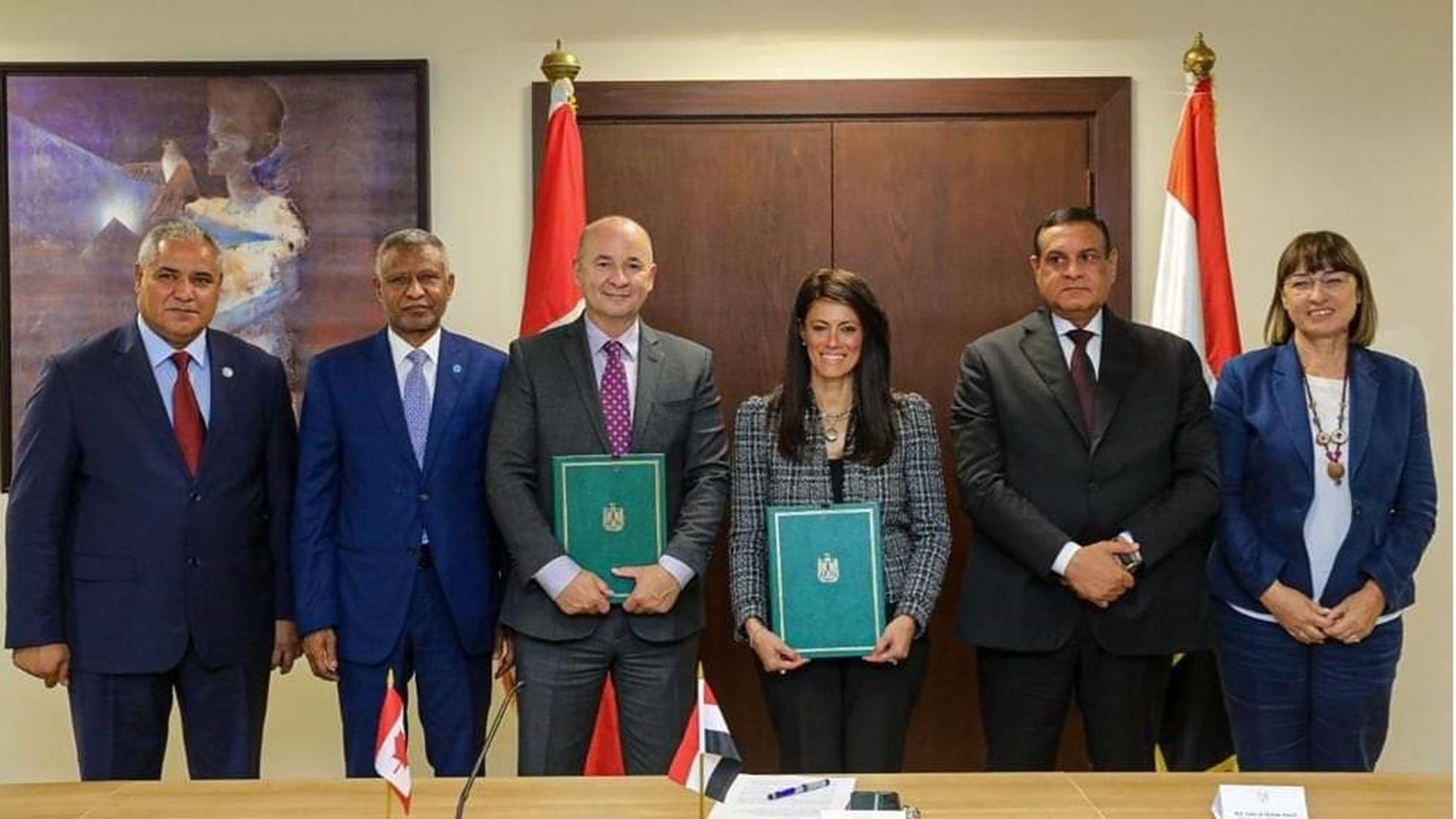 وزيرة التعاون الدولي مع السفير الكندي