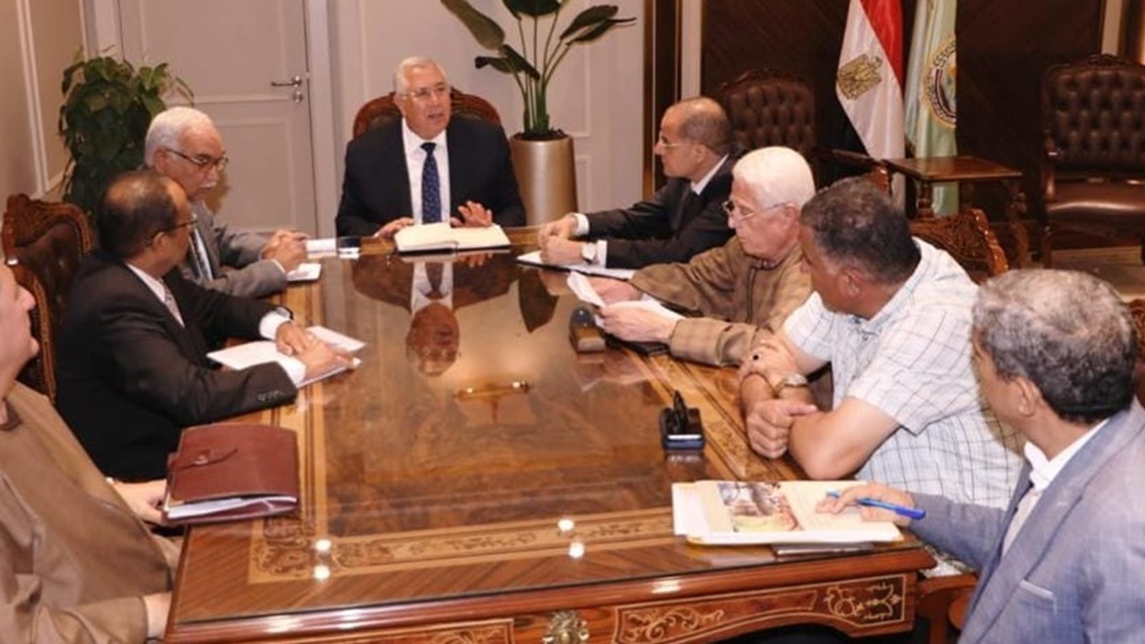 وزير الزراعة مع قيادات الوزارة