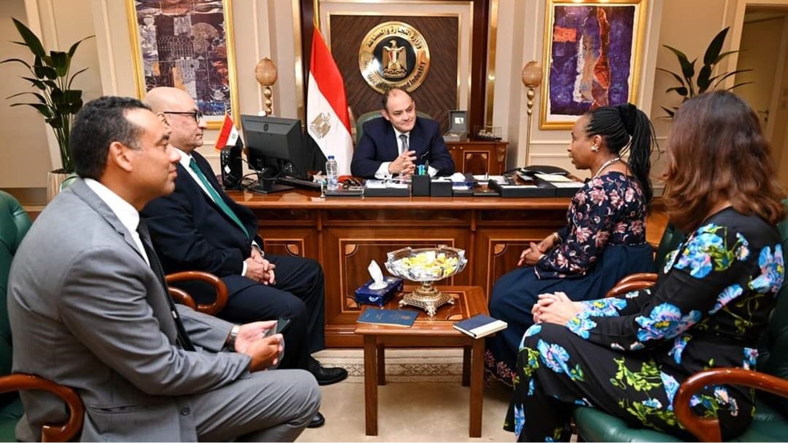وزير التجارة والصناعة مع وفد اليونيدو