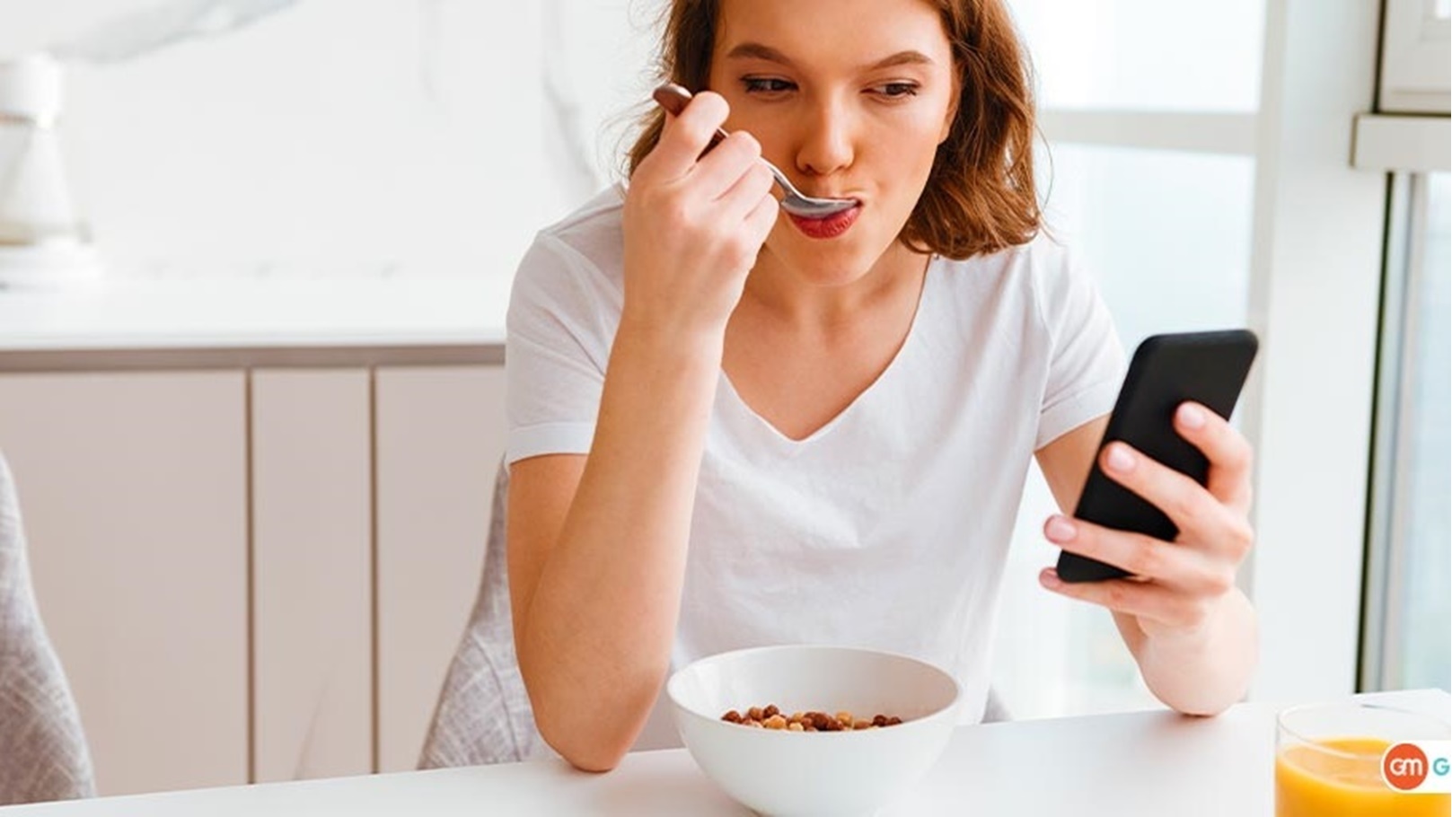 7-Extreme-bad-side-effects-of-using-phone-while-eating