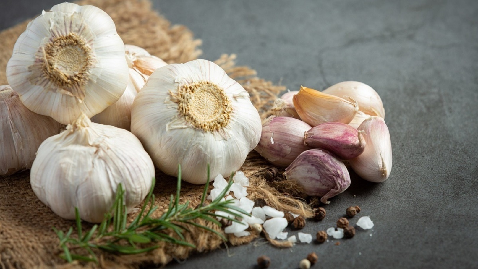 تقشير الثوم