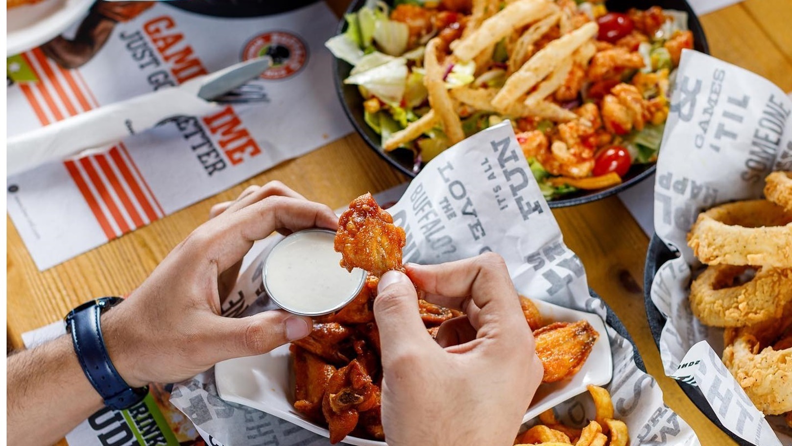 برج الأسد بيحب الأجنحة .. Buffalo Wing and Rings عامل عرض على