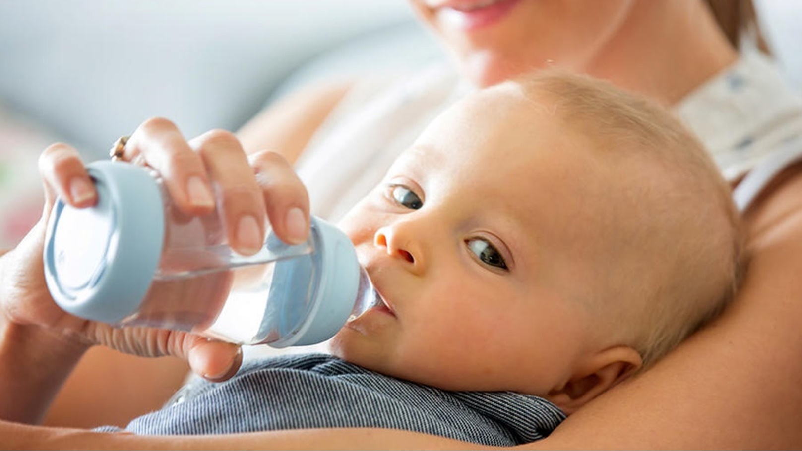 رضيع مع الماء