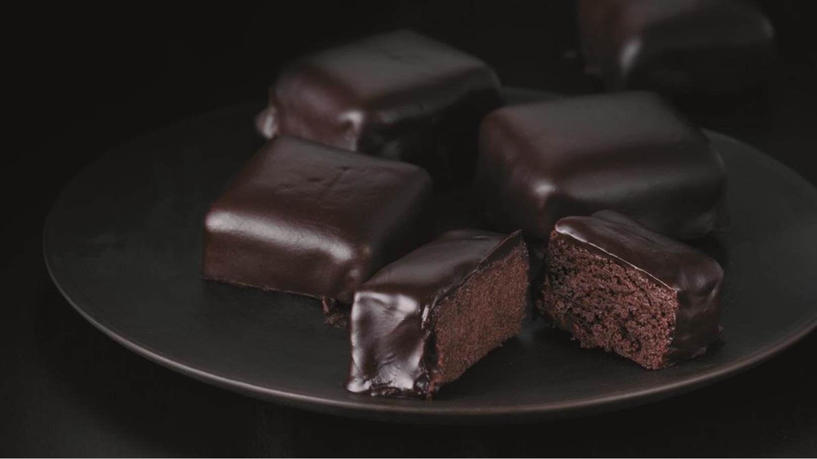 مكعبات كيك الشوكولاتة