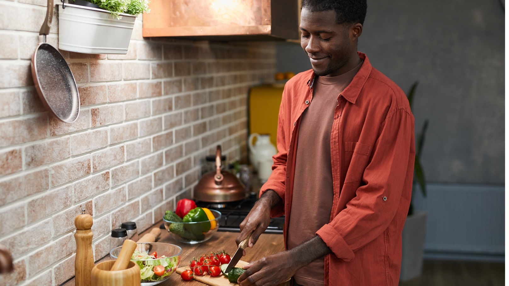 طريقة عمل سلطة الخيار بصوص البيستو