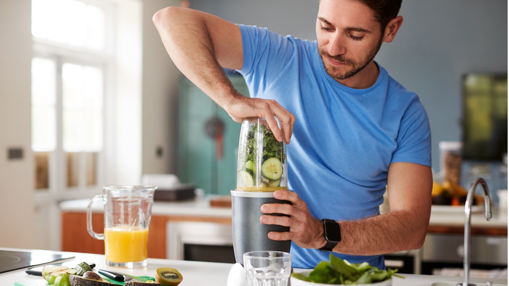 طريقة عمل سموثي التفاح الأخضر بالفحم الأحمر