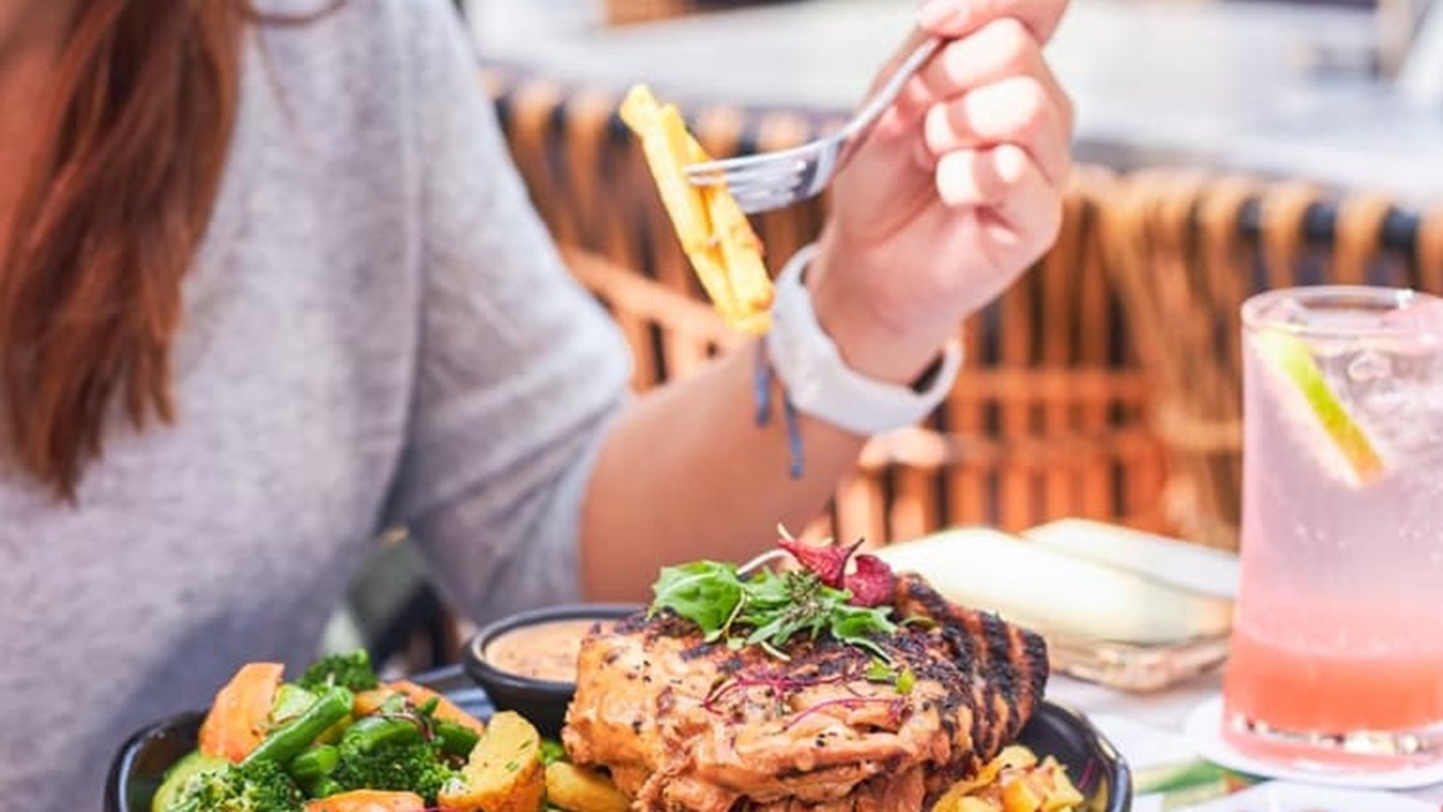 تناول الطعام في مطعم Coco