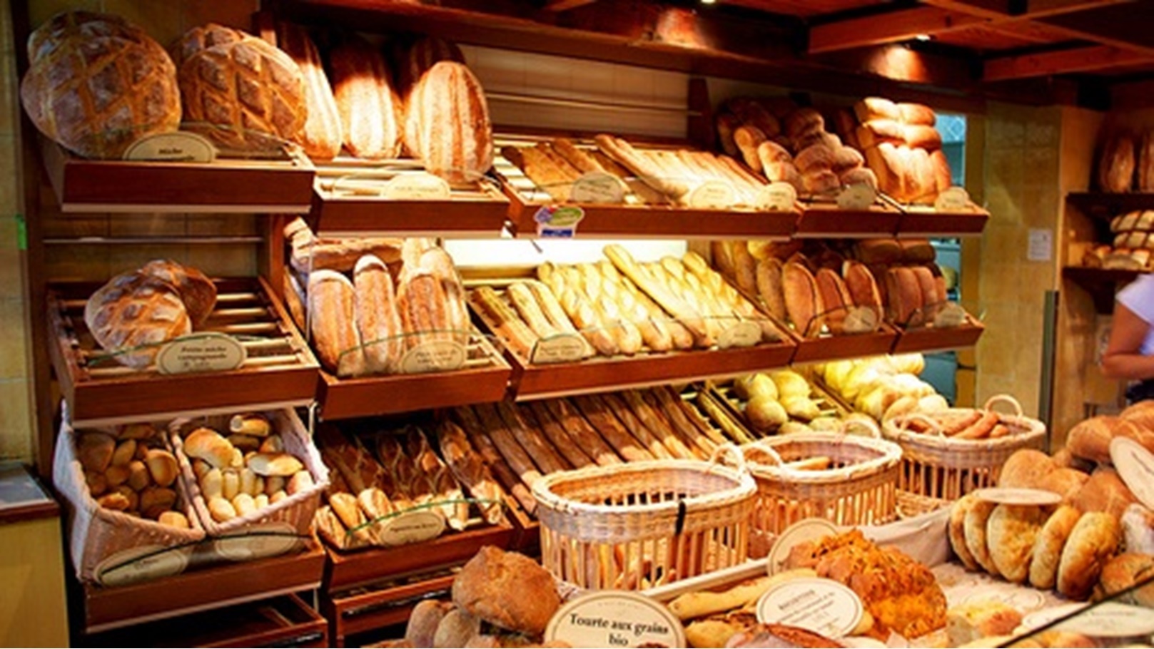 Bread in a boulangeries (good picture( by   Mathieu Thouvenin