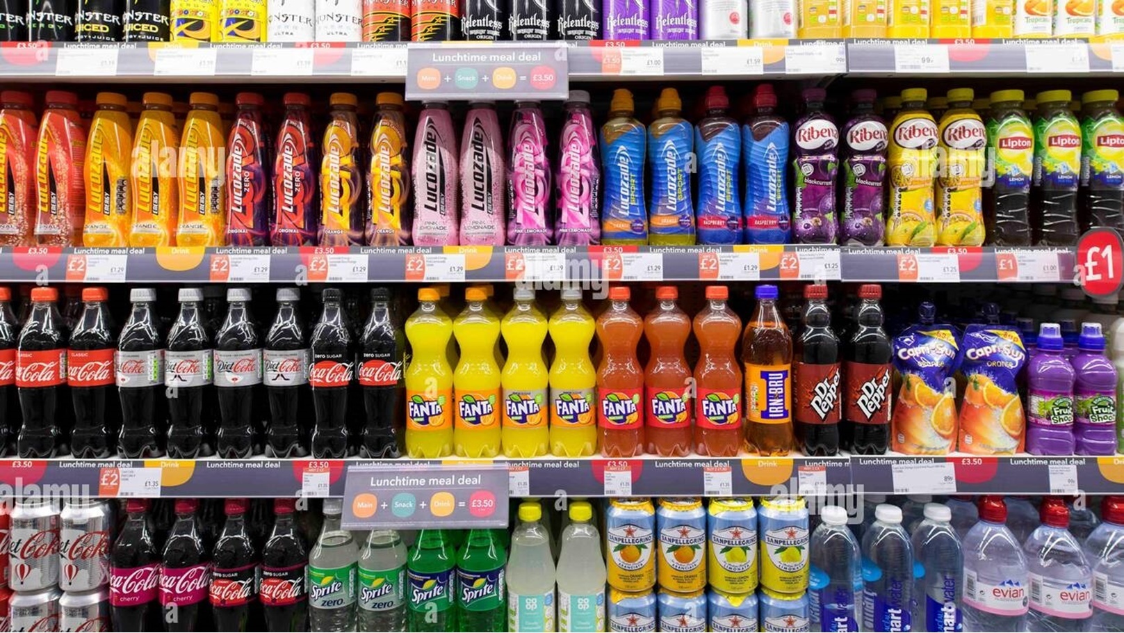 las-bebidas-gaseosas-en-la-pantalla-en-un-supermercado-ka193w