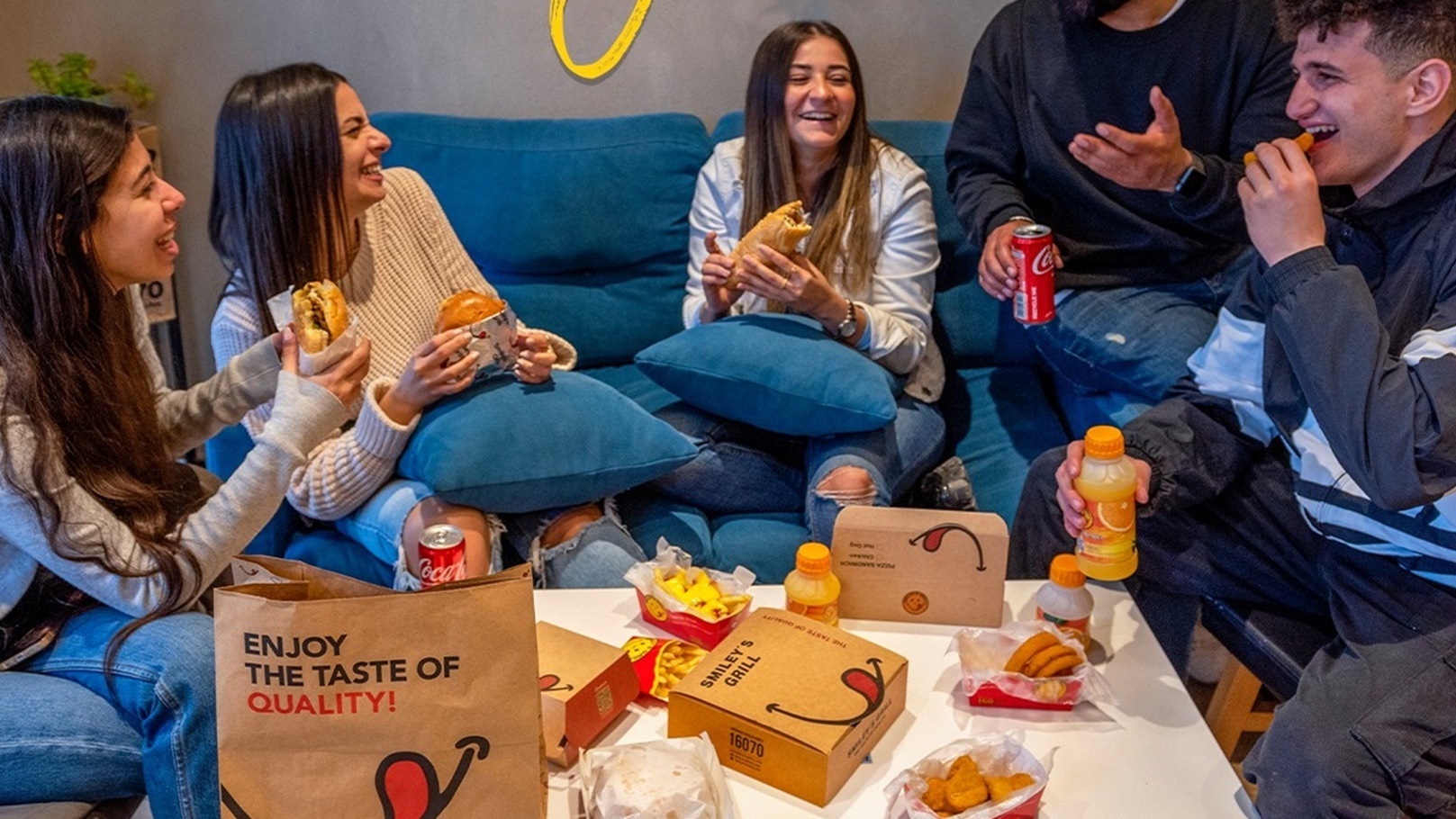 تناول سندوتشات Smiley's Grill