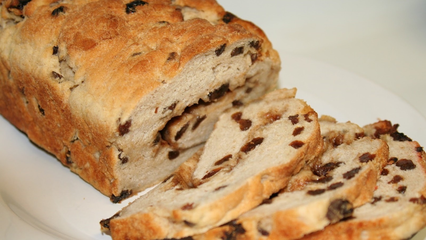 خبز القرفة والزبيب