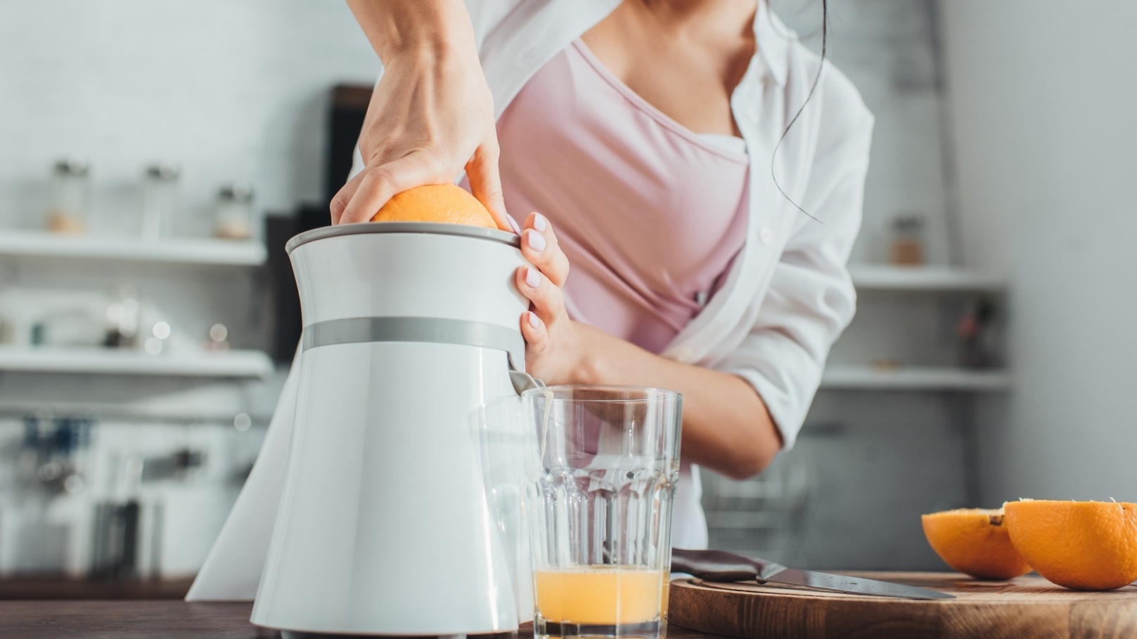 partial-view-of-girl-making-fresh-orange-juice-wit-2022-01-18-23-38-56-utc (1)