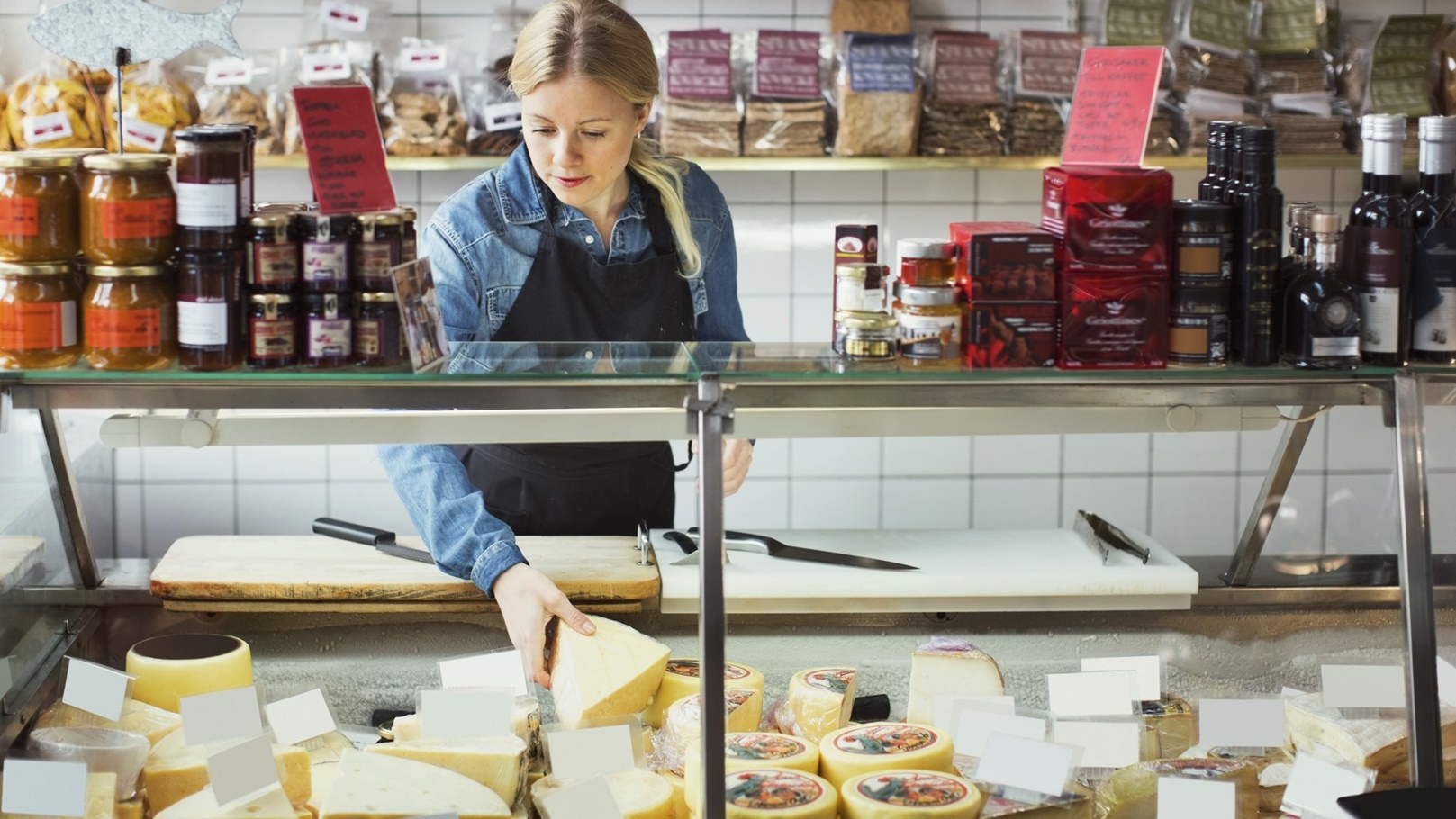 الجبن أشكال وألوان في السلاسل التجارية