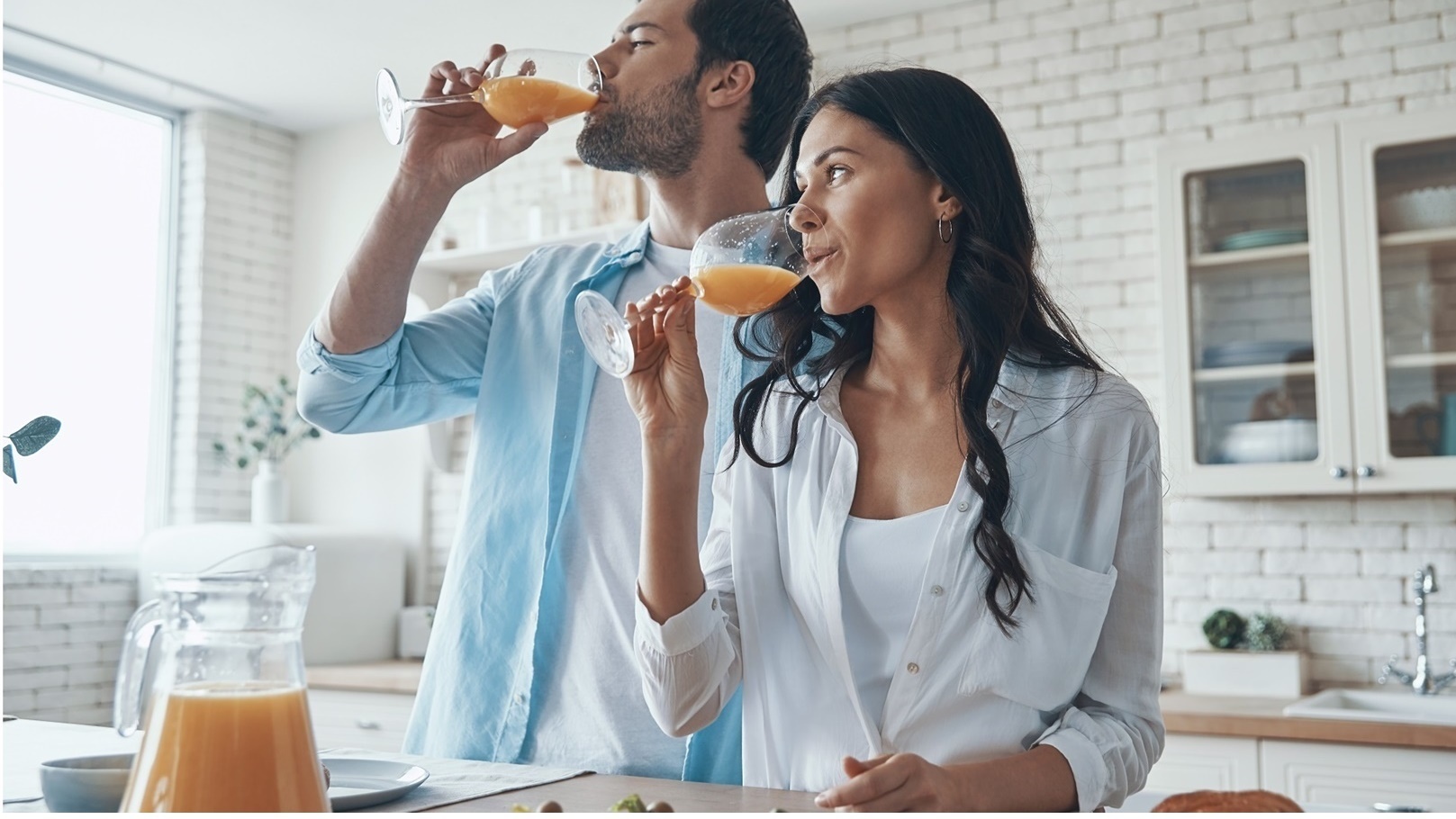 طريقة عمل سموثي البرتقال بدبس الرومان